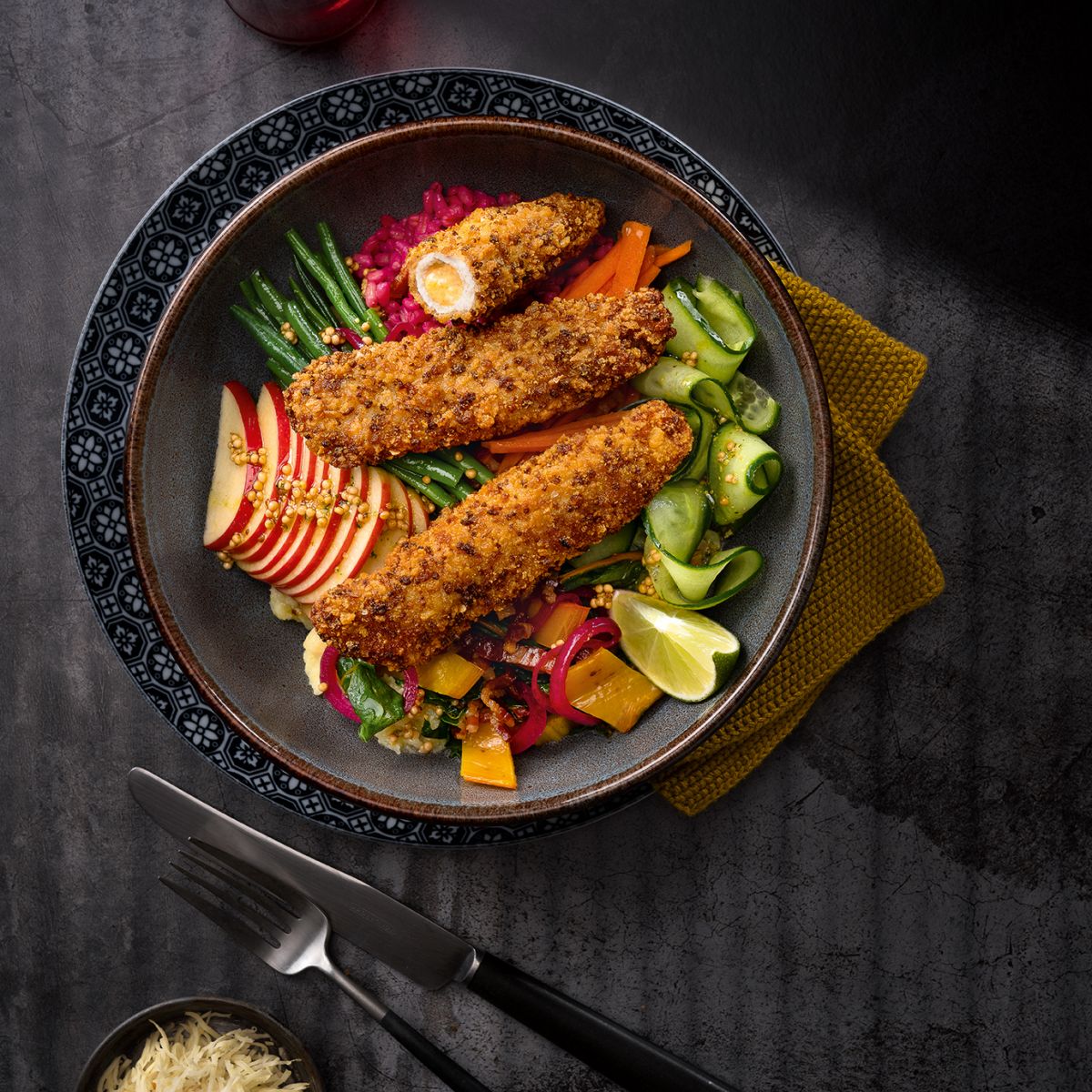 Schnitzelröllchen Obazda auf Spartacus Risoni-Salat ´griechische Art´ mit Feta und Oliven